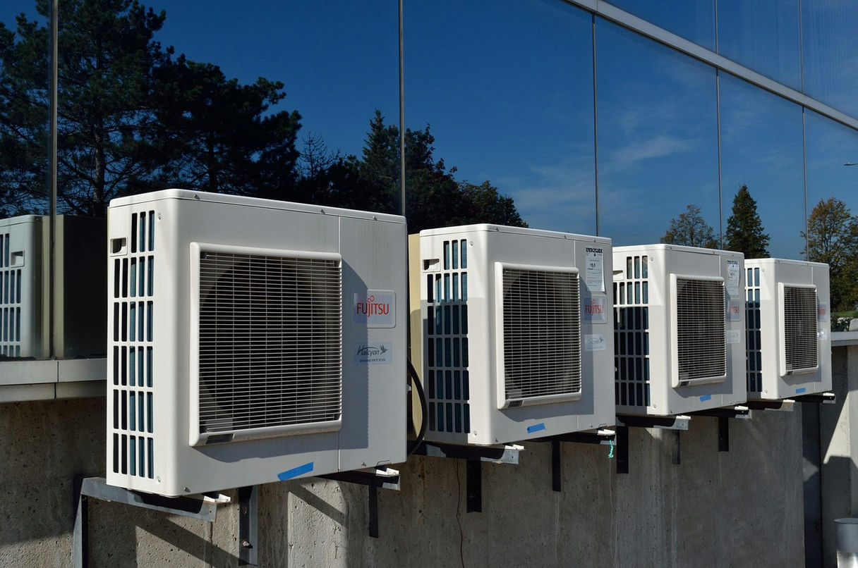 Rooftop commercial heating and cooling equipment in the GTA